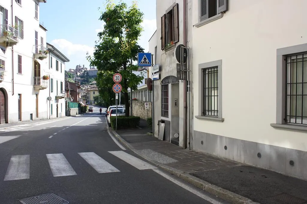 Apartment Via Maironi Da Ponte Bergamo 0*,